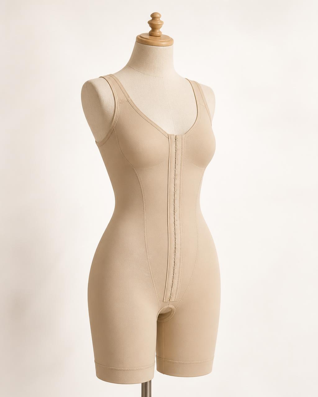 Prenda de compresión de color beige presentada sobre un maniquí en estudio